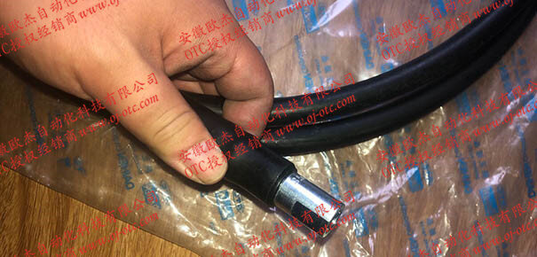 OTC DAIHEN Z318D41 wire feeding tube side view