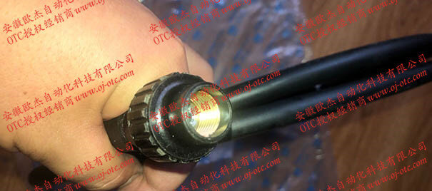 OTC DAIHEN Z318D41 wire feeding tube connector detail