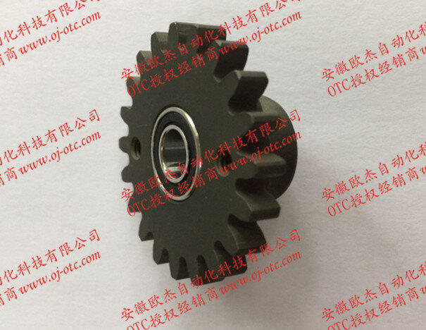 OTC DAIHEN U5185P00 wire feed wheel gear close-up with part number